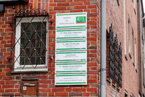 01 07 Bild Praxisschild4Hauswand