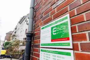 01 08 Bild Praxisschild Hauswandlinks G1